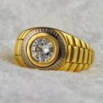 Utrolig flott ring til herre i gult gull 14 k med en diamant på ca 2,0 ct