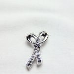 Sløyfeformet anheng i sølv(925) med Swarovski krystaller