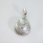 Anheng i sølv(925) med perlemor og Swarovski krystaller