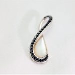 Anheng i sølv(925) med perlemor og sorte Swarovski krystaller