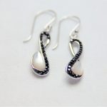 Øredobber i sølv(925) med perlemor og sorte Swarovski krystaller