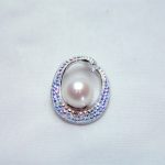 Ovalt anheng med perle og Swarovski krystaller