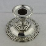 Pent mønstrede lysestaker i 830 s