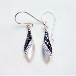 Øredobber i sølv(925) med perlemor, blanke og sorte Swarovski krystaller