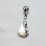 Langt anheng i sølv(925) med perlemor og Swarovski krystaller