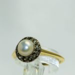 Ring i gult gull 14 k med perle og 8 spineller