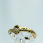 Ring i gult gull med 3 diamanter