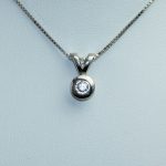 Anheng i hvitt gull 14 k med diamant