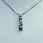 Anheng i hvitt gull 14 k med Smaragd og Diamanter