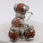 Nydelige øredobber i hvitt gull med diamanter og padaradsja