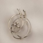 Nål i hvitt gull 14 k med 3 diamanter