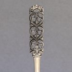 Serveringskje med buet skaft i Kloster