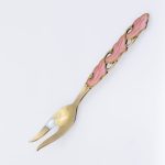 Emaljert koldtgaffel av Knut Aamodt