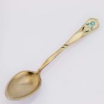 Emaljert kaffeskje av Ole Olberg