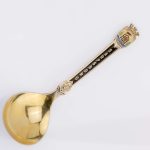 Emaljert konfektskje av Kjell E. Borgen