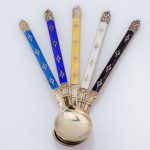 Emaljert mokkaskje av Kristian Hestenes