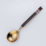 Emaljert kaffeskje av Arne G. Haakonsen