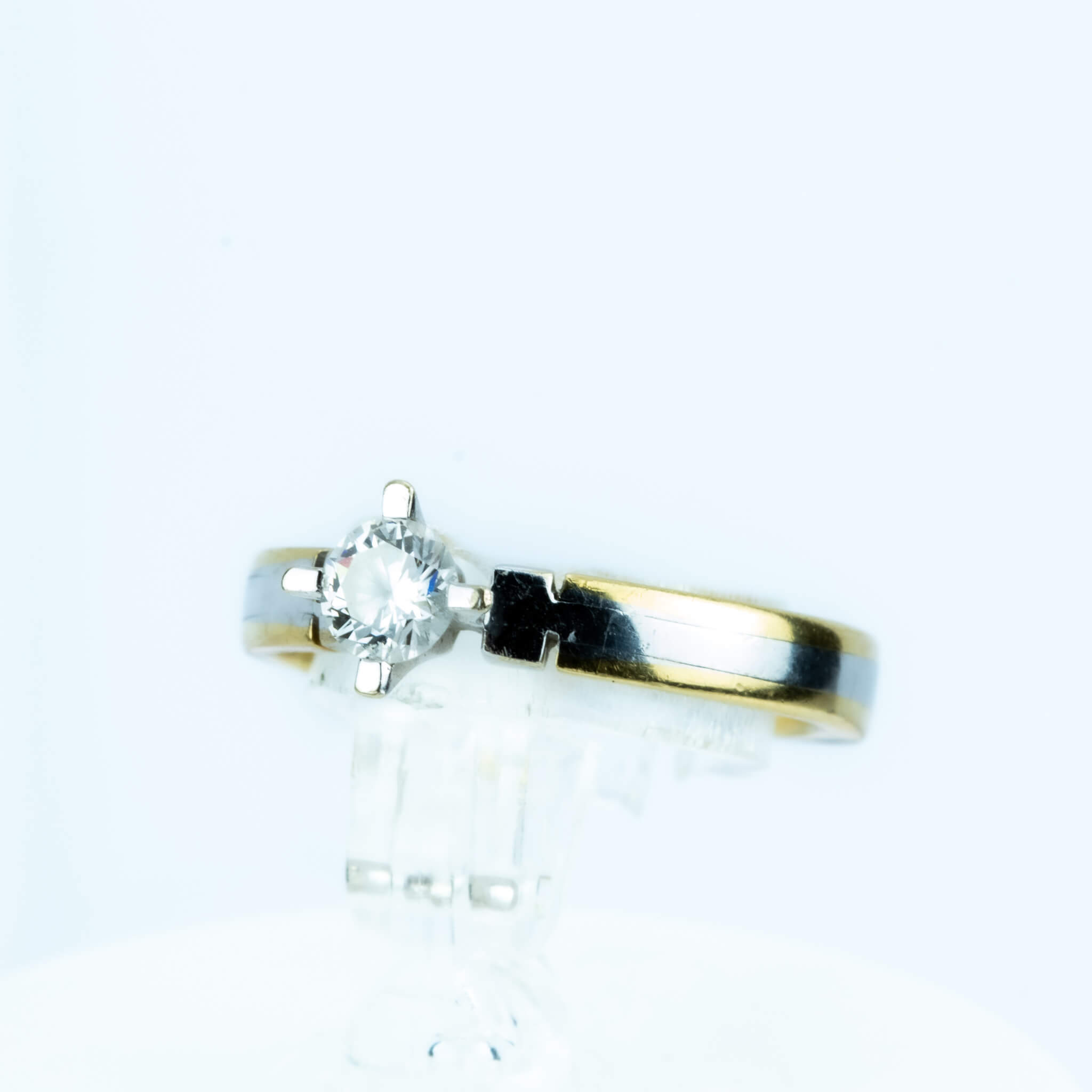 IMG_8600 Ring i Hvitt/gult gull 14 k med 1 Diamant - Bilde 1