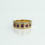 Ring i gult gull 14 k med rubiner og diamanter