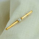 Slipsnål i gult gull 18 k med perle