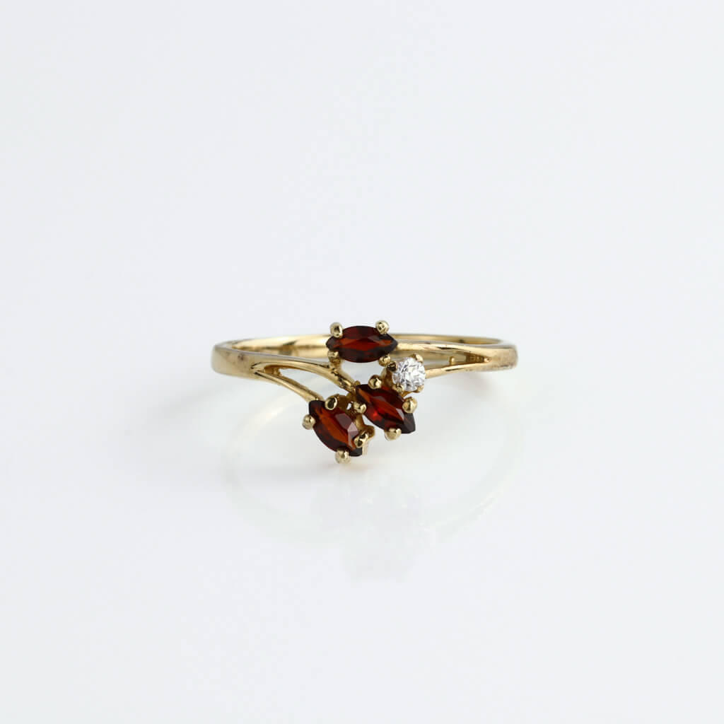 Untitled-269 Ring i guløt gull 14 k med blank og røde stener - Bilde 1