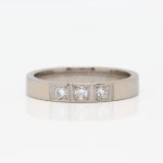 Allianse ring i hvitt gull 14 k med tre diamanter