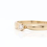 Ring i gult gull 14 k med diamant - Bilde 2