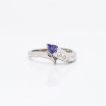 Ring i hvitt gull med Tanzanite og diamanter