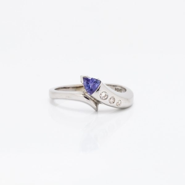 Ring i hvitt gull med Tanzanite og diamanter