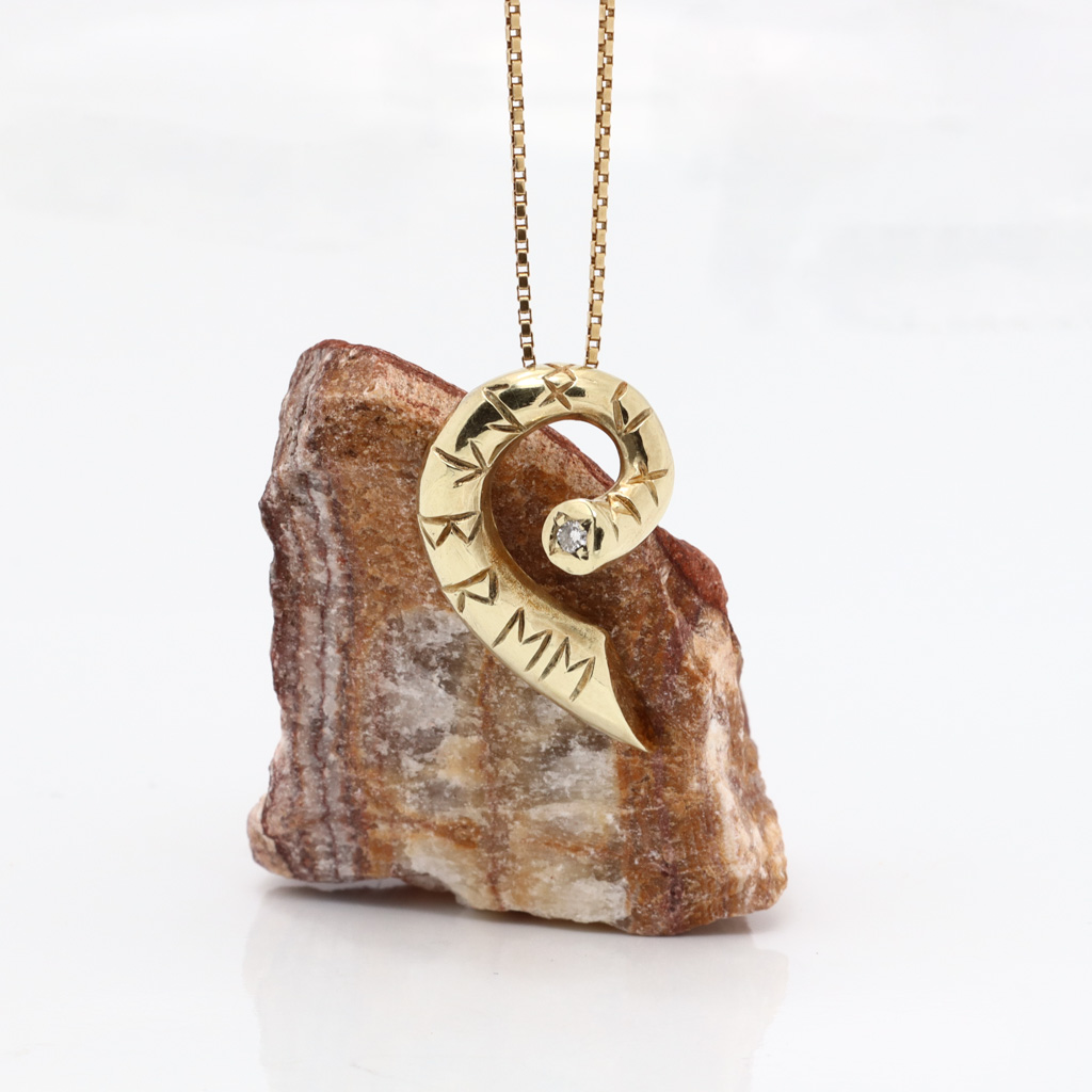 Untitled-745 Pent anheng i gult gull 14 k med diamant - Bilde 1