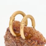 Mønstrede øreringer i gult gull 14 k