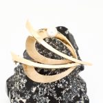 Flott brystnål i gult gull 14 k med perle