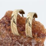 Mønstrede øreringer i gult gull 14 k