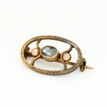 Pyntenåæl i gult gull 14 k med lys blå sten