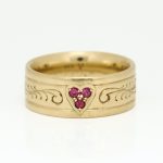 Sisselert ring i gult gull 14 k med stener