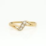 Ring i gult gull 14 k med stener