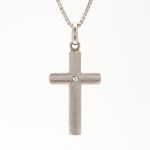 Anheng med kors i hvitt gull 14 k med diamant