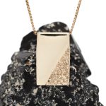 Mønstret anheng i gult gull 14 k