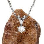 Pent anheng i gult gull 14 k med en diamant