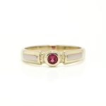 Ring i gult gull 14 k med rød sten