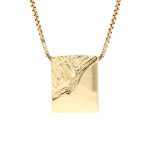 Mønstret anheng i gult gull 14 k