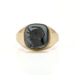 Herrering i gult gull 14 k med onyx sten