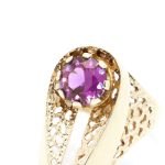 Spesiell ring i gult gull 14 k med ametyst