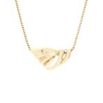 Mønstret anheng i gult gull 14 k