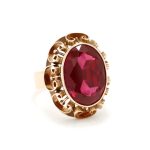 Flott ring i gult gull 14 k med blod rød sten