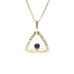 Anheng i gult gull 14 k med ametyst farget perle
