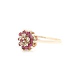 Ring i gult gull 14 k med diamanter og rubiner
