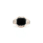Ring i gult gull 14 k med onyx sten