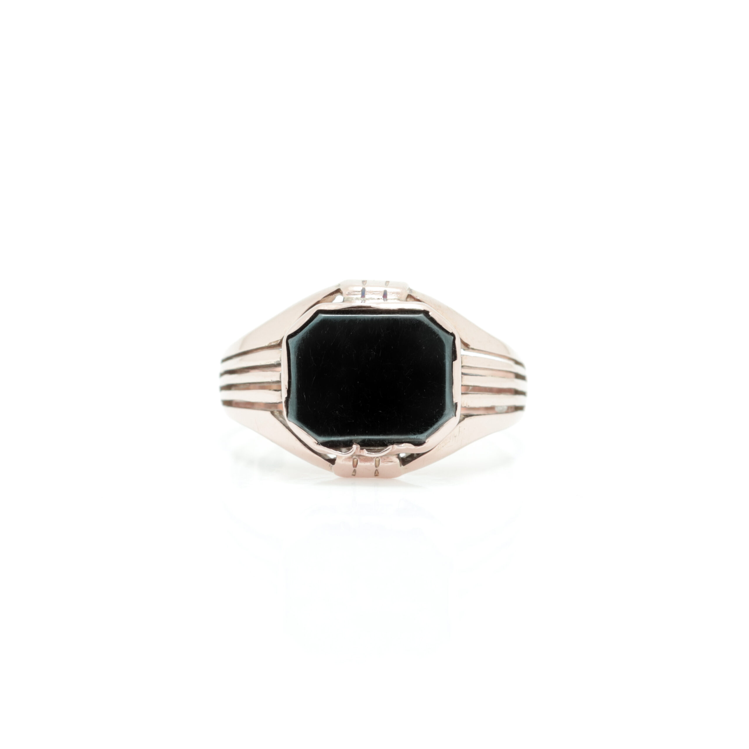 10.08.2026-009 Ring i gult gull 14 k med onyx sten - Bilde 1