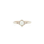 Ring i gult gull 14 k(585) med perle